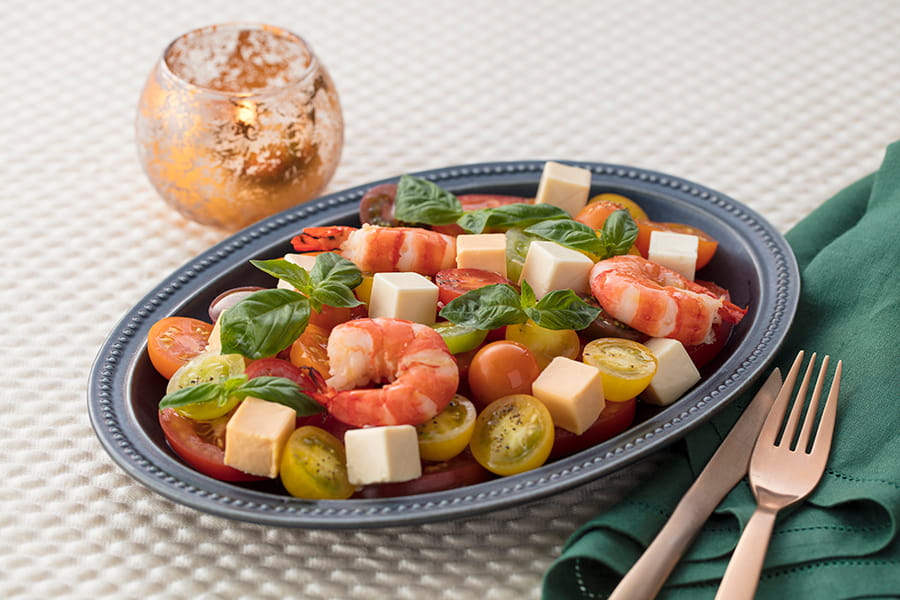 ベルキューブの海老とトマトのカプレーゼ風サラダ