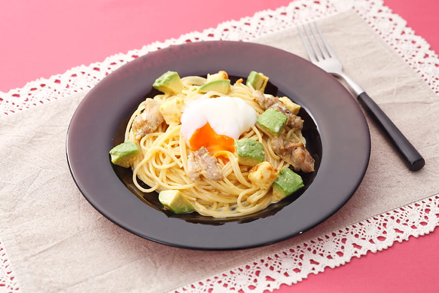 アボカドとベルキューブのカルボナーラ カレー風味