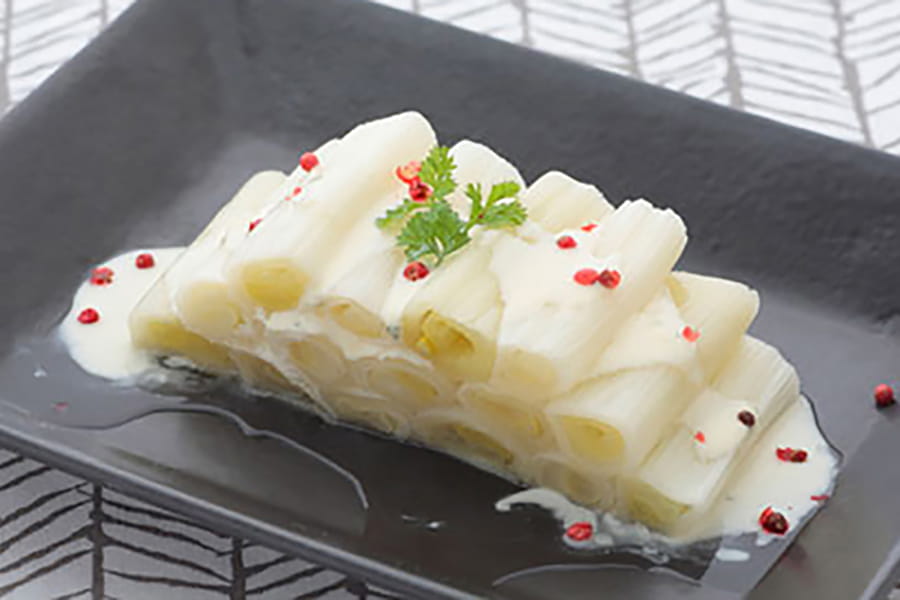 長ねぎの白ワイン蒸しブルサンソース