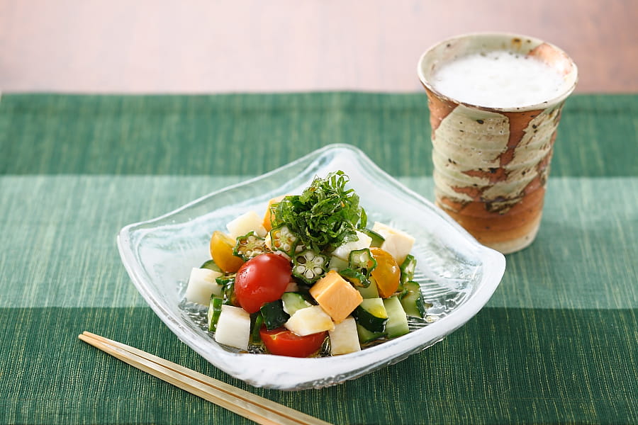 ベルキューブと夏野菜のネバネバ和え