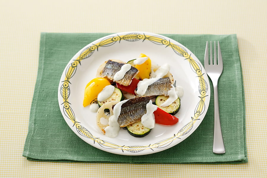 秋刀魚と彩り野菜　キリ ハーブ＆ガーリックソースがけ