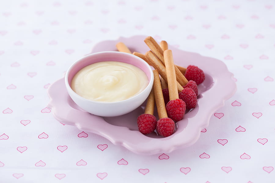 ラズベリースティックのホワイトキリチョコディップ